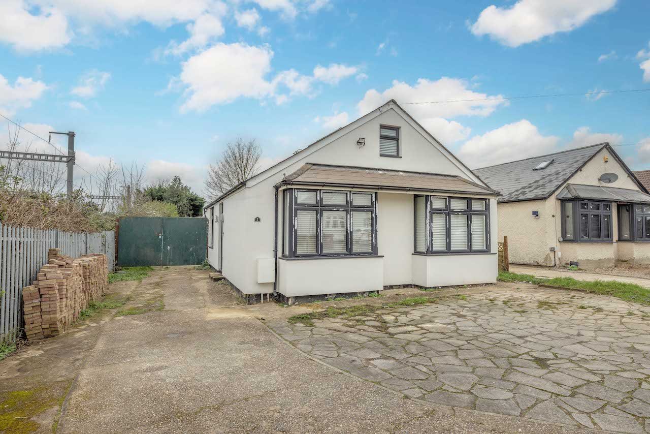 3 bed bungalow for sale in Lawrence Way, Burnham - Property Image 1