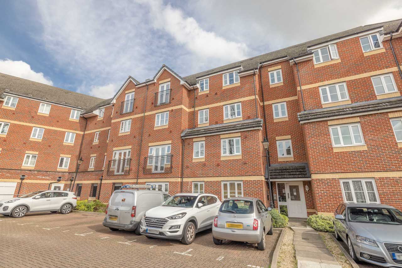 2 bed flat for sale in Eaton Avenue, Burnham  - Property Image 3