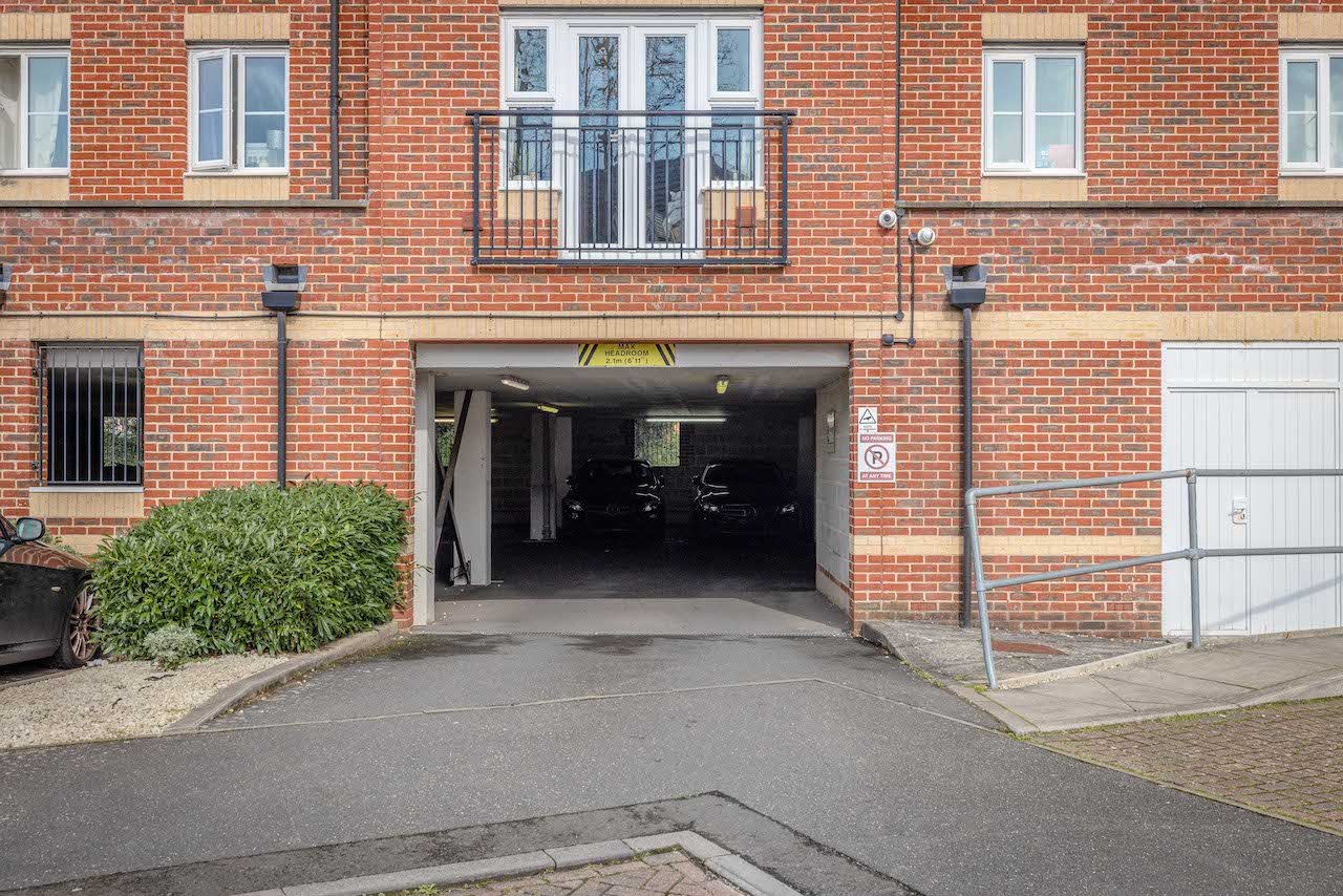 2 bed flat for sale in Eaton Avenue, Burnham  - Property Image 15