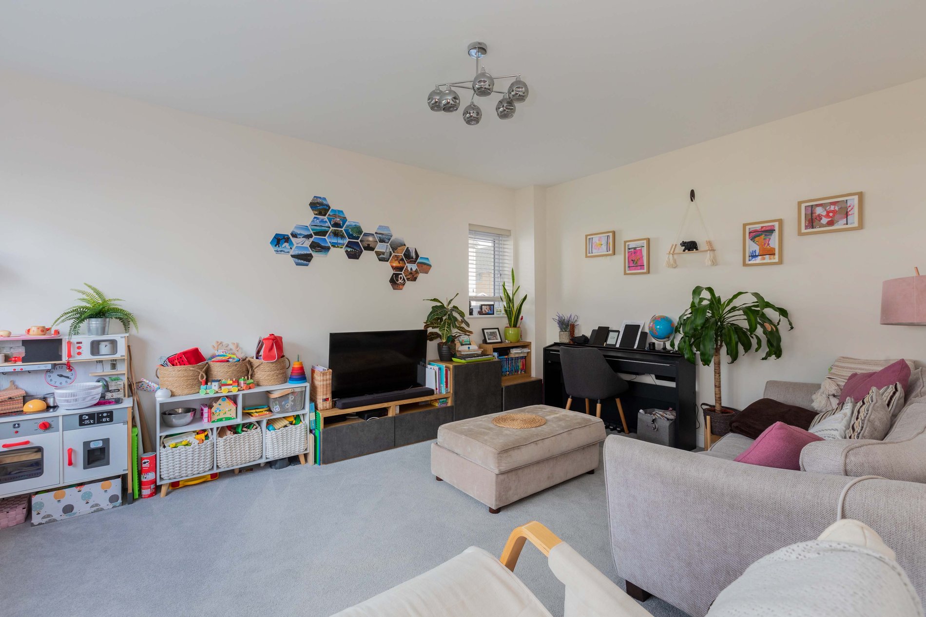 3 bed detached house for sale in Auriol Way, Maidenhead  - Property Image 4