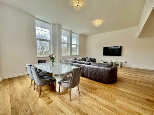 2 bed flat to rent in Wycombe Road, High Wycombe  - Property Image 1