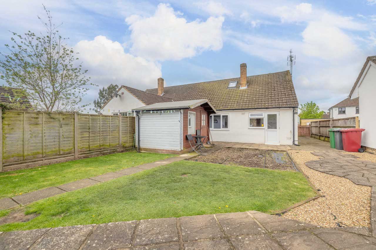 2 bed semi-detached bungalow for sale in Clare Road, Taplow  - Property Image 7