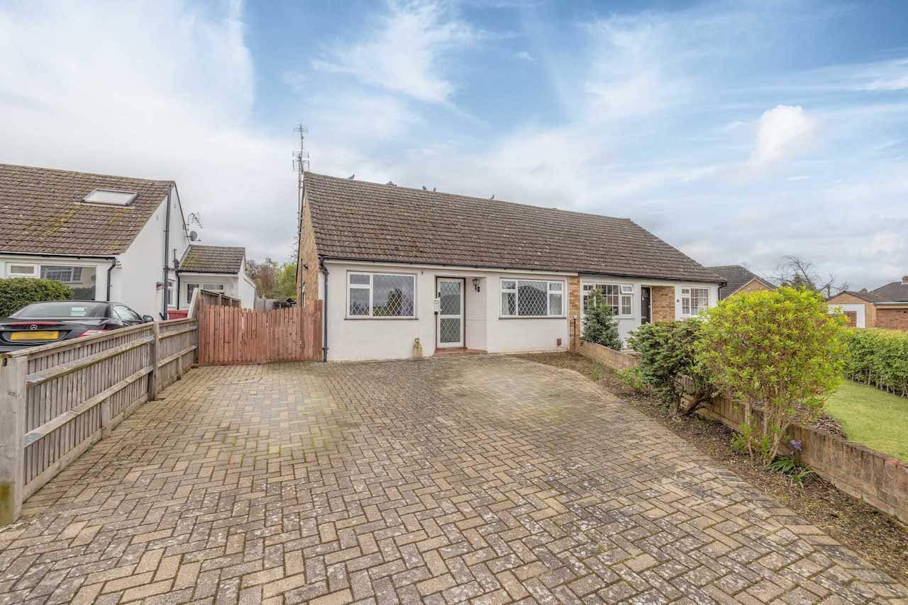 2 bed semi-detached bungalow for sale in Clare Road, Taplow - Property Image 1