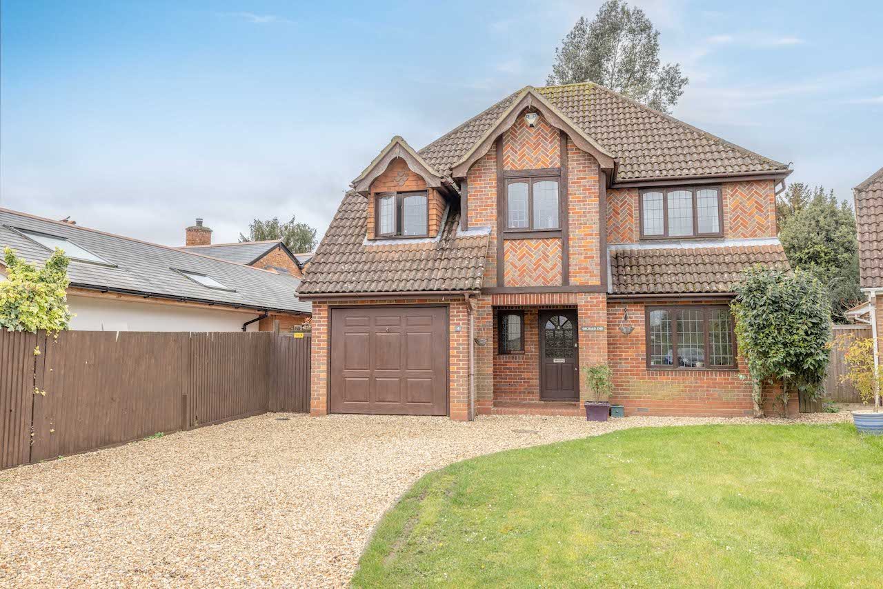 4 bed detached house for sale in Sycamore Close, Maidenhead - Property Image 1