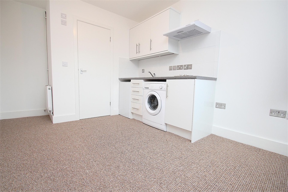 Studio flat to rent in Albany Road, Old Windsor  - Property Image 5