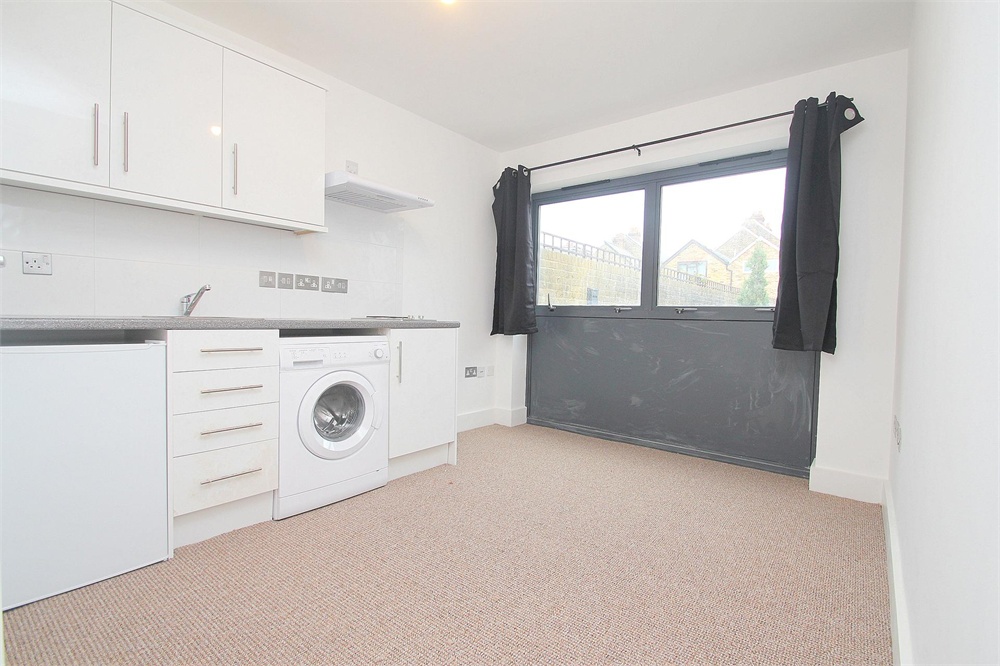Studio flat to rent in Albany Road, Old Windsor  - Property Image 3