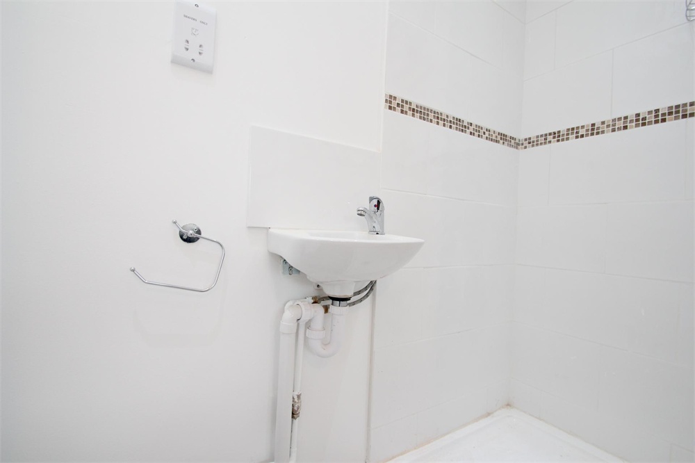 Studio flat to rent in Albany Road, Old Windsor  - Property Image 7
