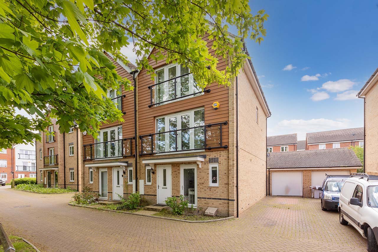 4 bed town house for sale in Edgeworth Close, Langley - Property Image 1
