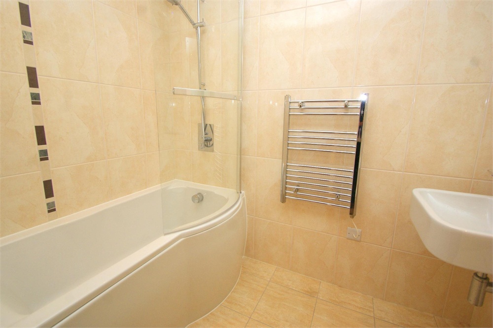 2 bed flat to rent in Railway Terrace, Slough  - Property Image 5