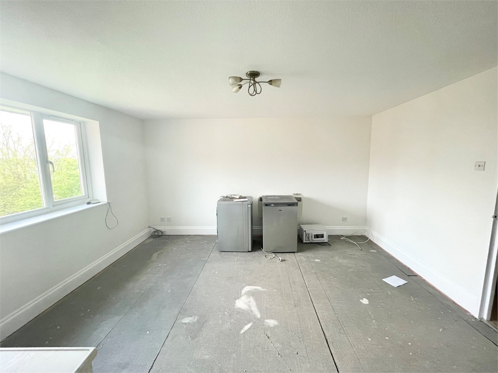 2 bed flat to rent in Walpole Road, Burnham  - Property Image 2