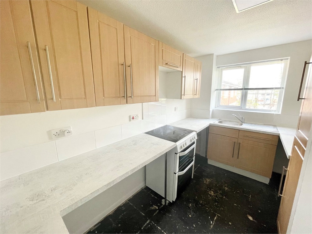 2 bed flat to rent in Walpole Road, Burnham  - Property Image 3