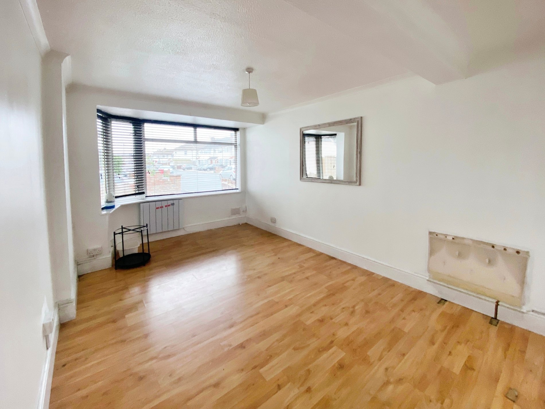 1 bed maisonette for sale in Lewins Way, Slough  - Property Image 3