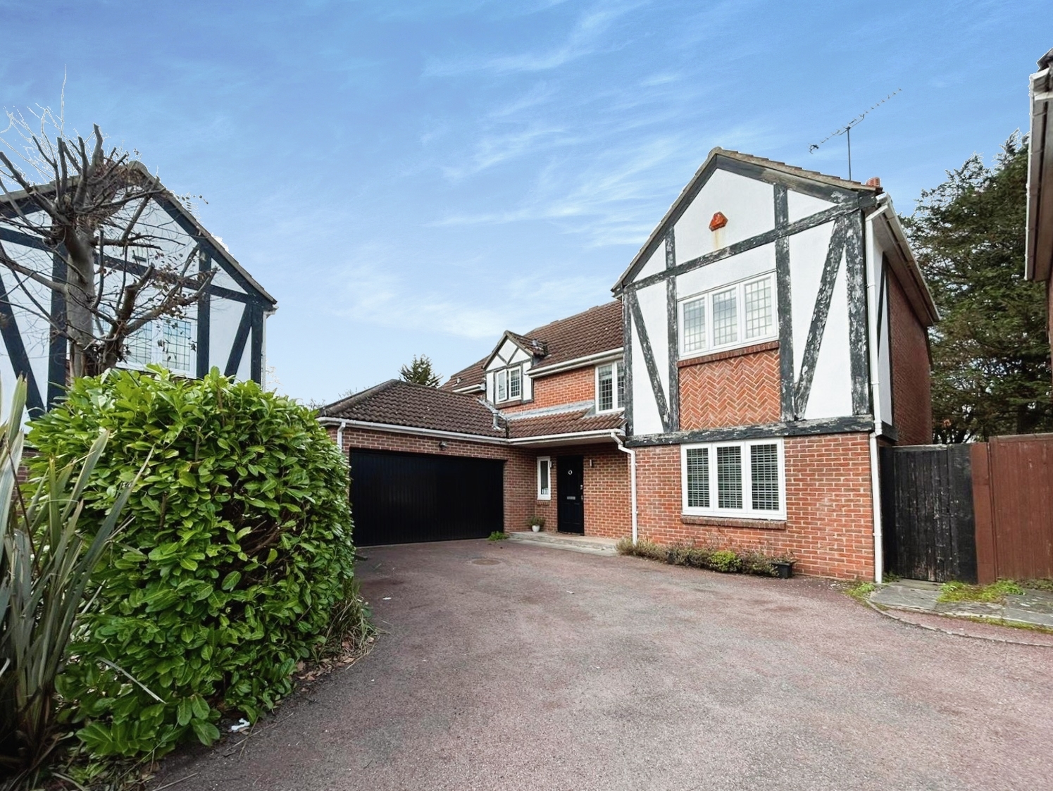 5 bed detached house to rent in Hempson Avenue, Langley  - Property Image 1