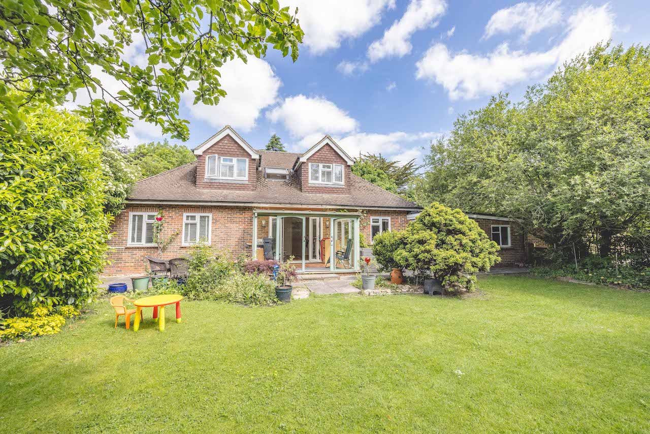 4 bed chalet to rent in The Drive, Datchet  - Property Image 16