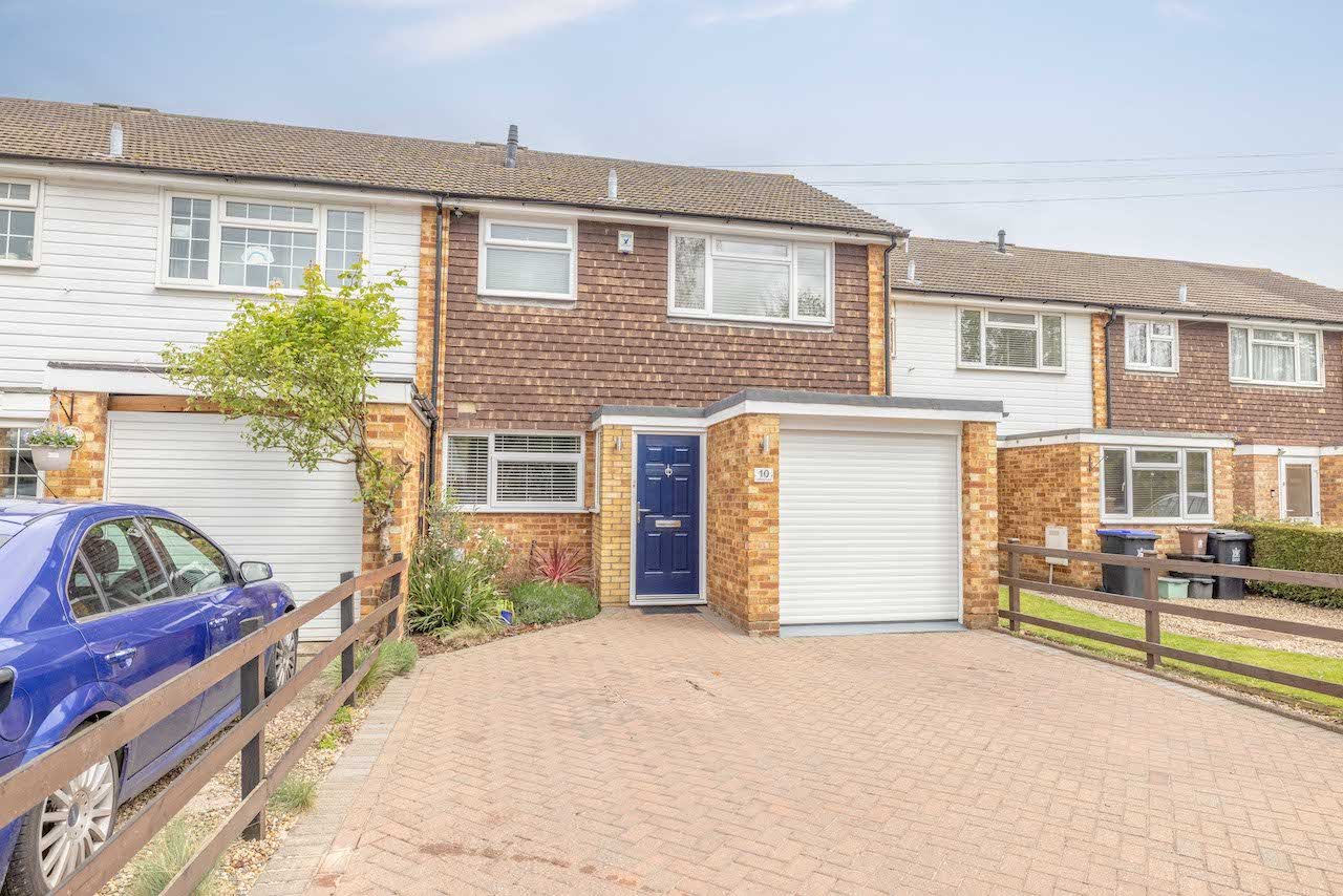 3 bed terraced house for sale in Jennery Lane, Burnham - Property Image 1
