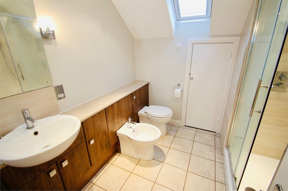 2 bed flat to rent in Windsor Lane, Burnham  - Property Image 9