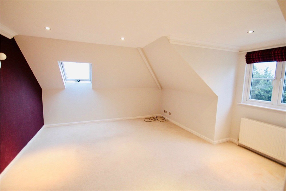 2 bed flat to rent in Windsor Lane, Burnham  - Property Image 2