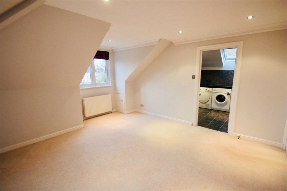 2 bed flat to rent in Windsor Lane, Burnham  - Property Image 3