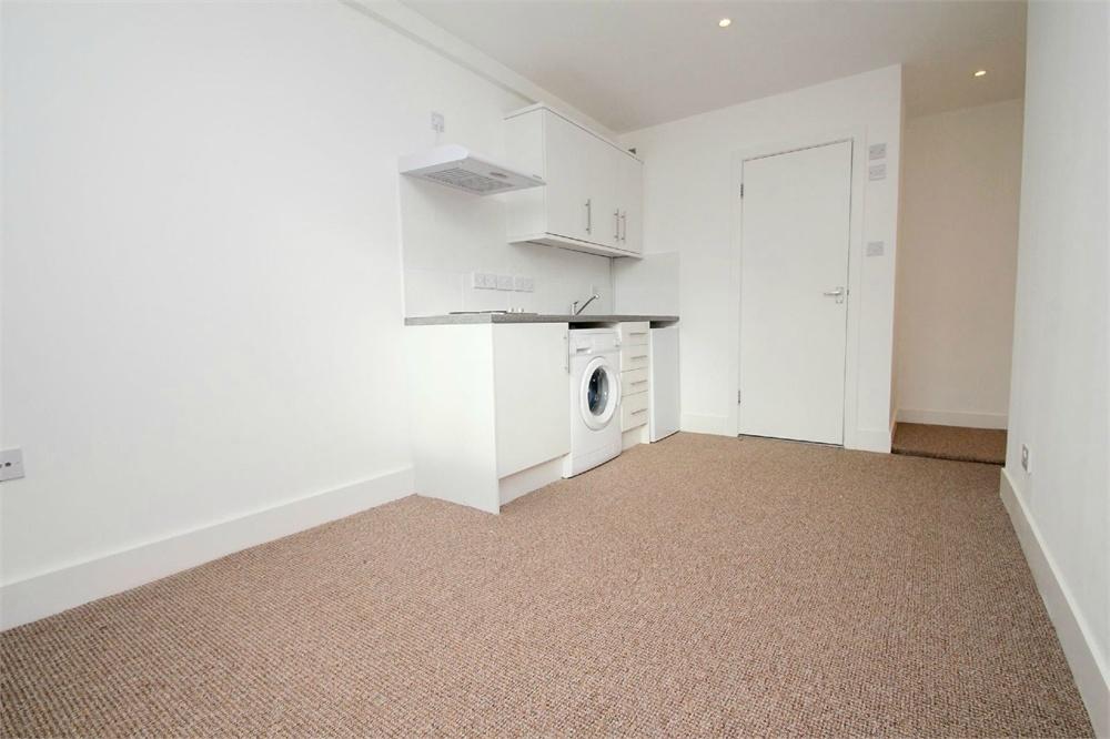 Apartment to rent in Albany Road, Old Windsor, Berkshire, Old Windsor, SL4 