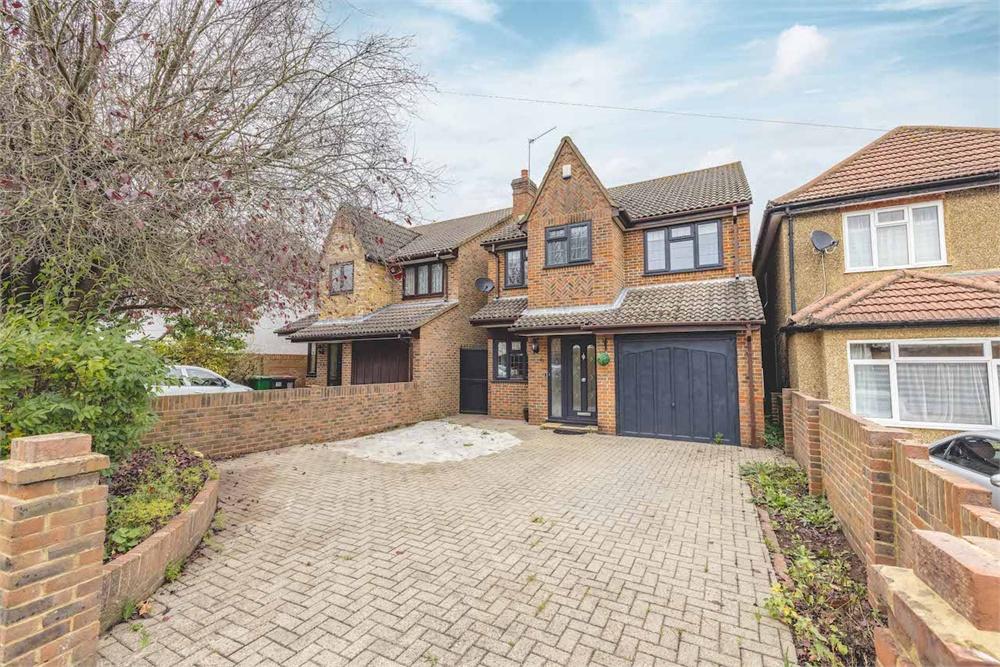 4 bed house for sale in Downs Road, Langley, Berkshire, Langley, SL3 