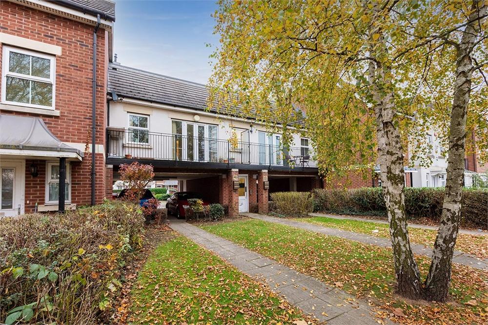 2 bed apartment for sale in London Road, Langley, Berkshire, Langley - Property Image 1