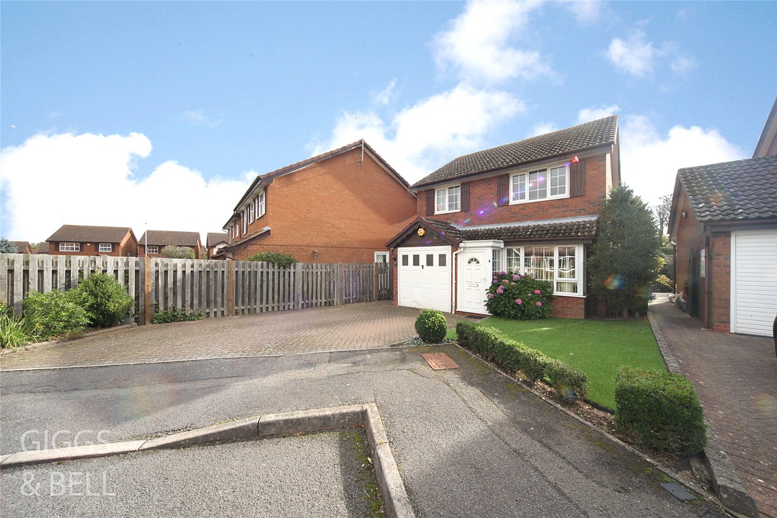 3 bed detached house for sale in Ames Close, Luton, LU3 