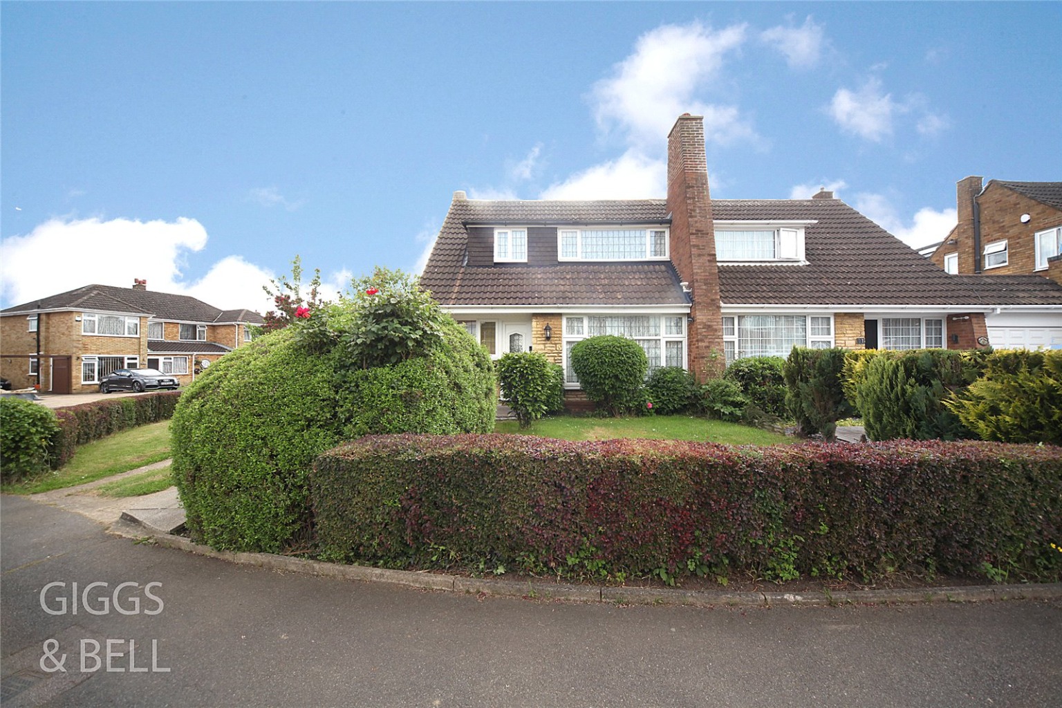 3 bed semi-detached house for sale in Forrest Crescent, Luton  - Property Image 1