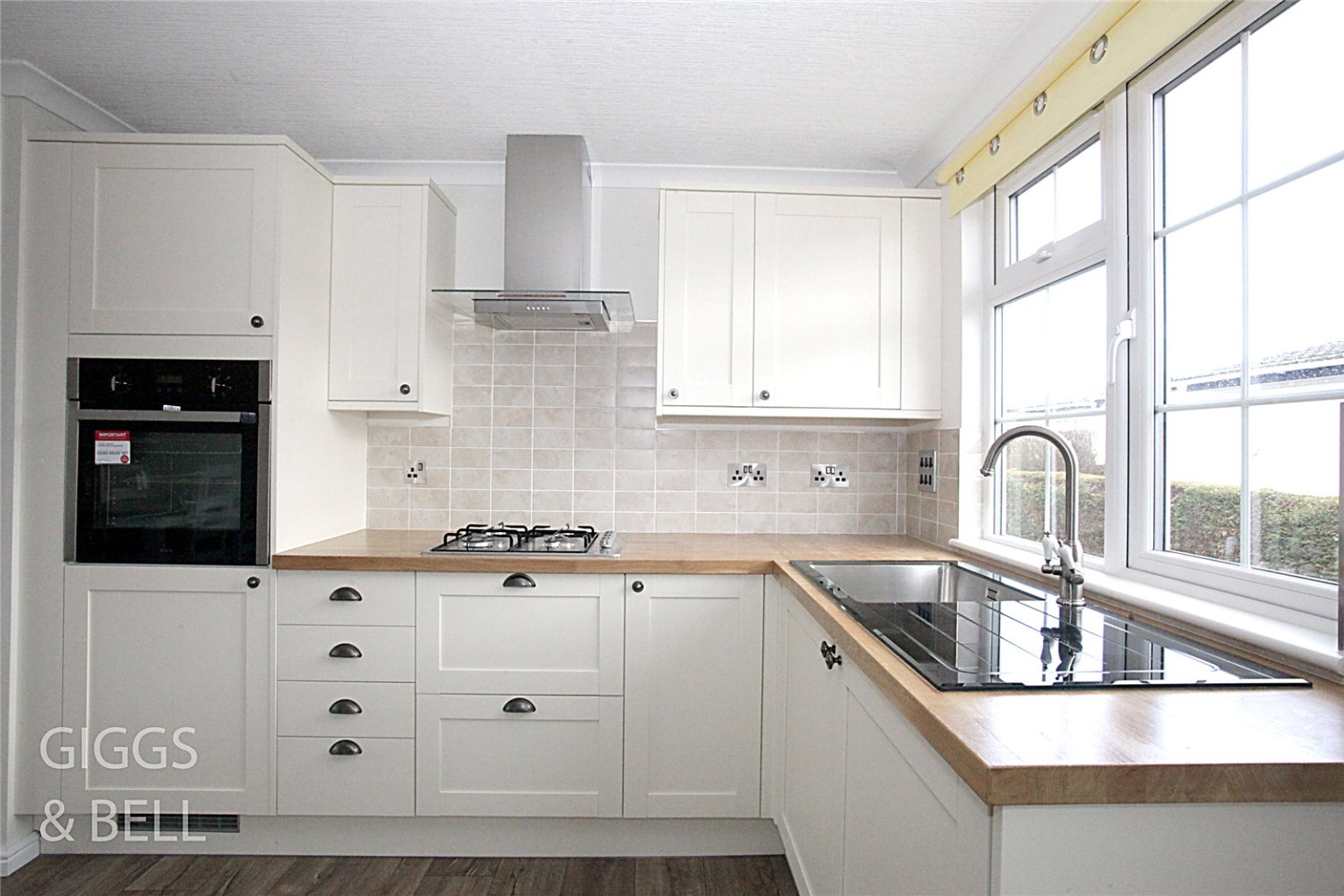 2 bed park home for sale in Woodside Home Park, Luton 3