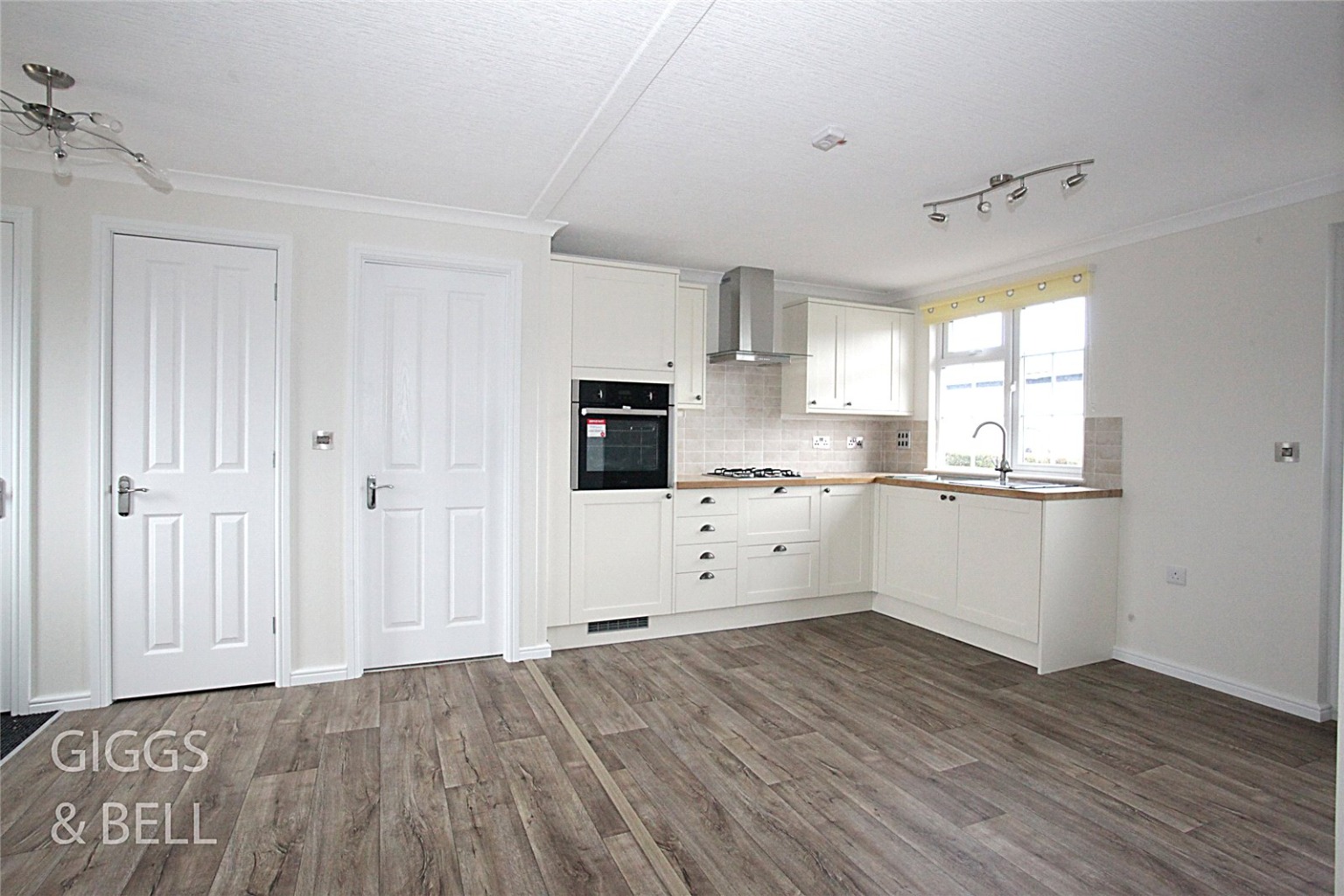 2 bed park home for sale in Woodside Home Park, Luton 5