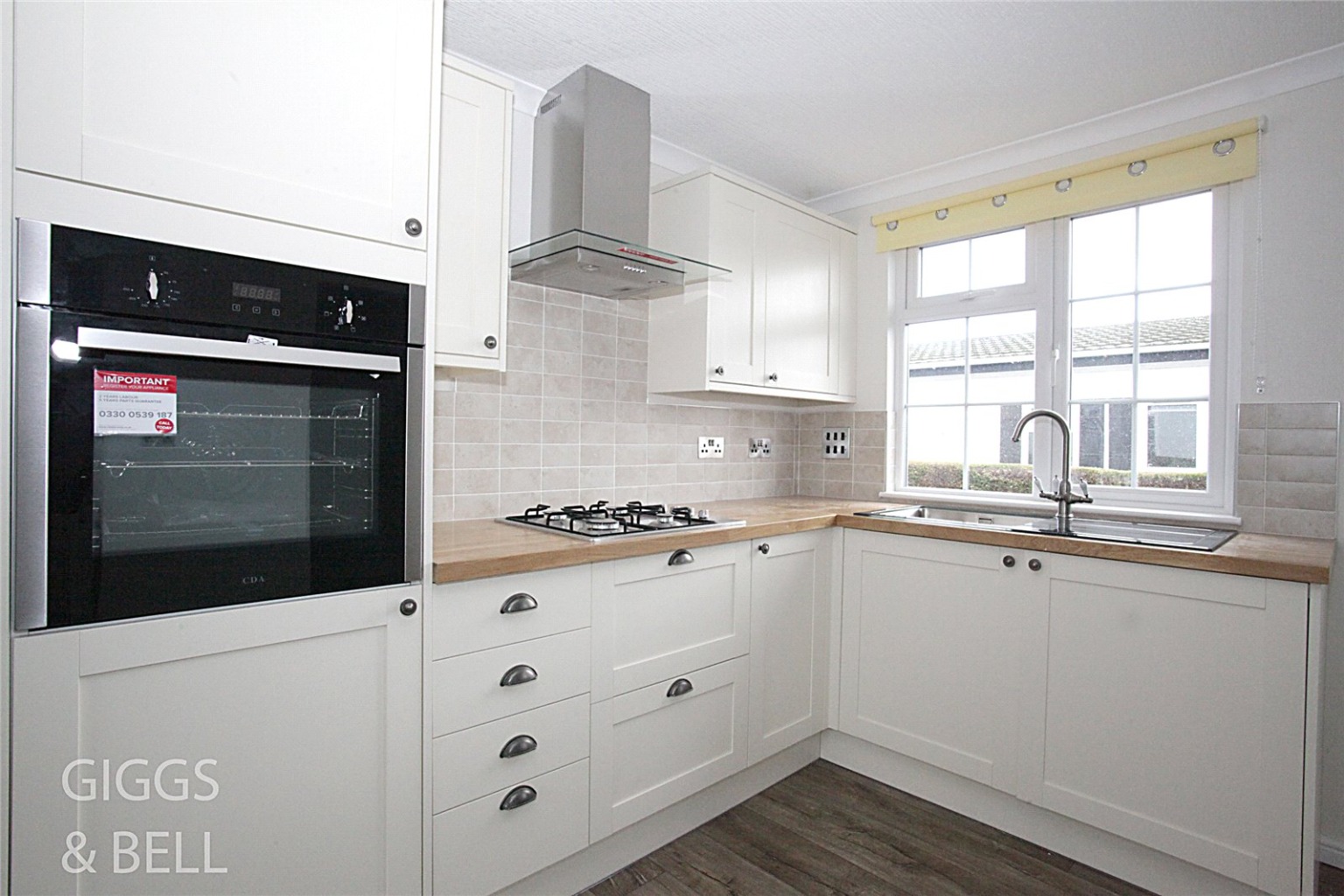 2 bed park home for sale in Woodside Home Park, Luton 4