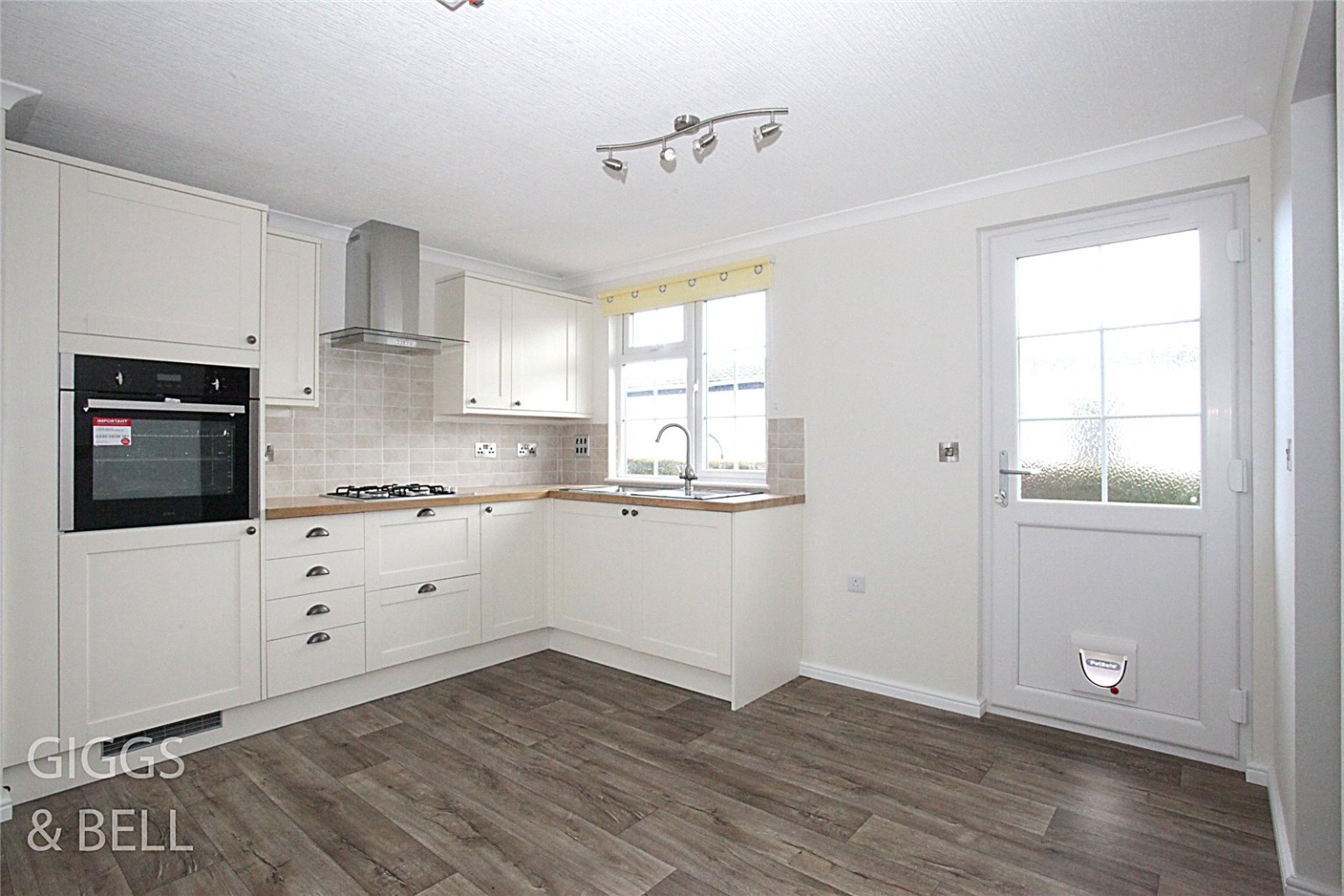 2 bed park home for sale in Woodside Home Park, Luton 2