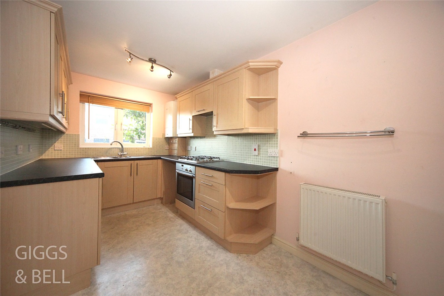 2 bed flat for sale in Kathleen Court, Luton 5