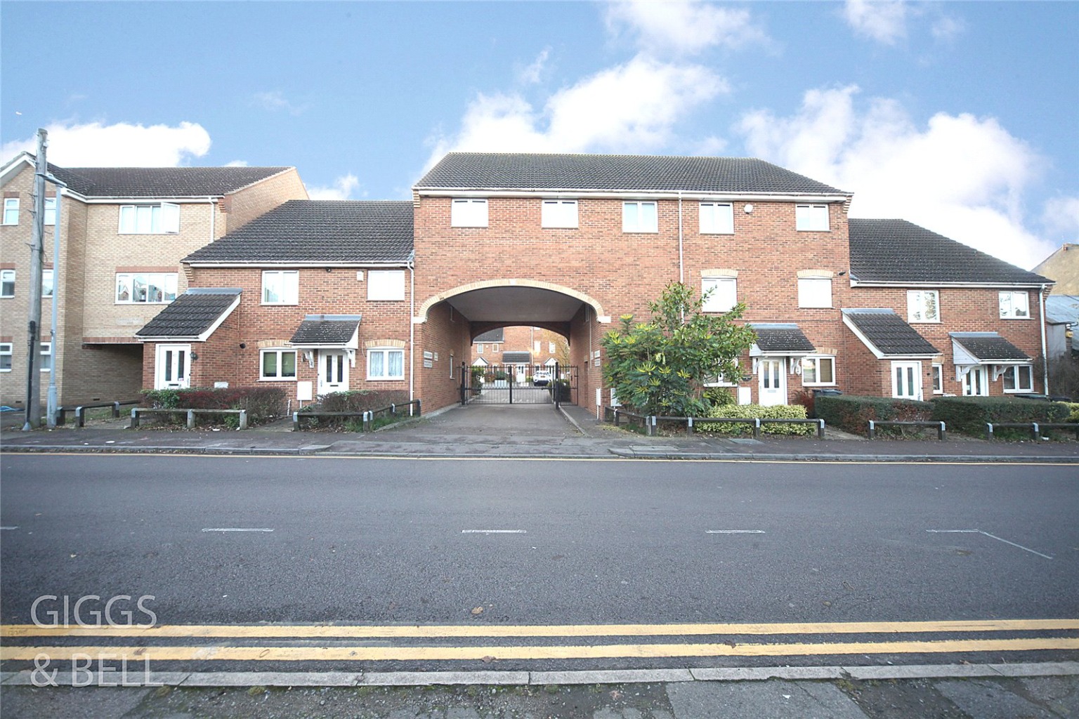 2 bed flat for sale in Kathleen Court, Luton 1