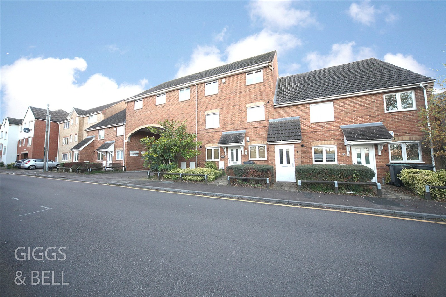 2 bed flat for sale in Kathleen Court, Luton, LU3 