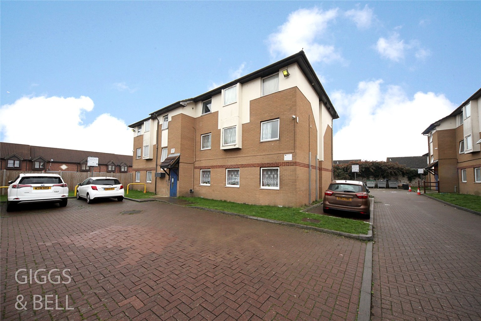 3 bed flat for sale in Milliners Way, Luton, LU3 