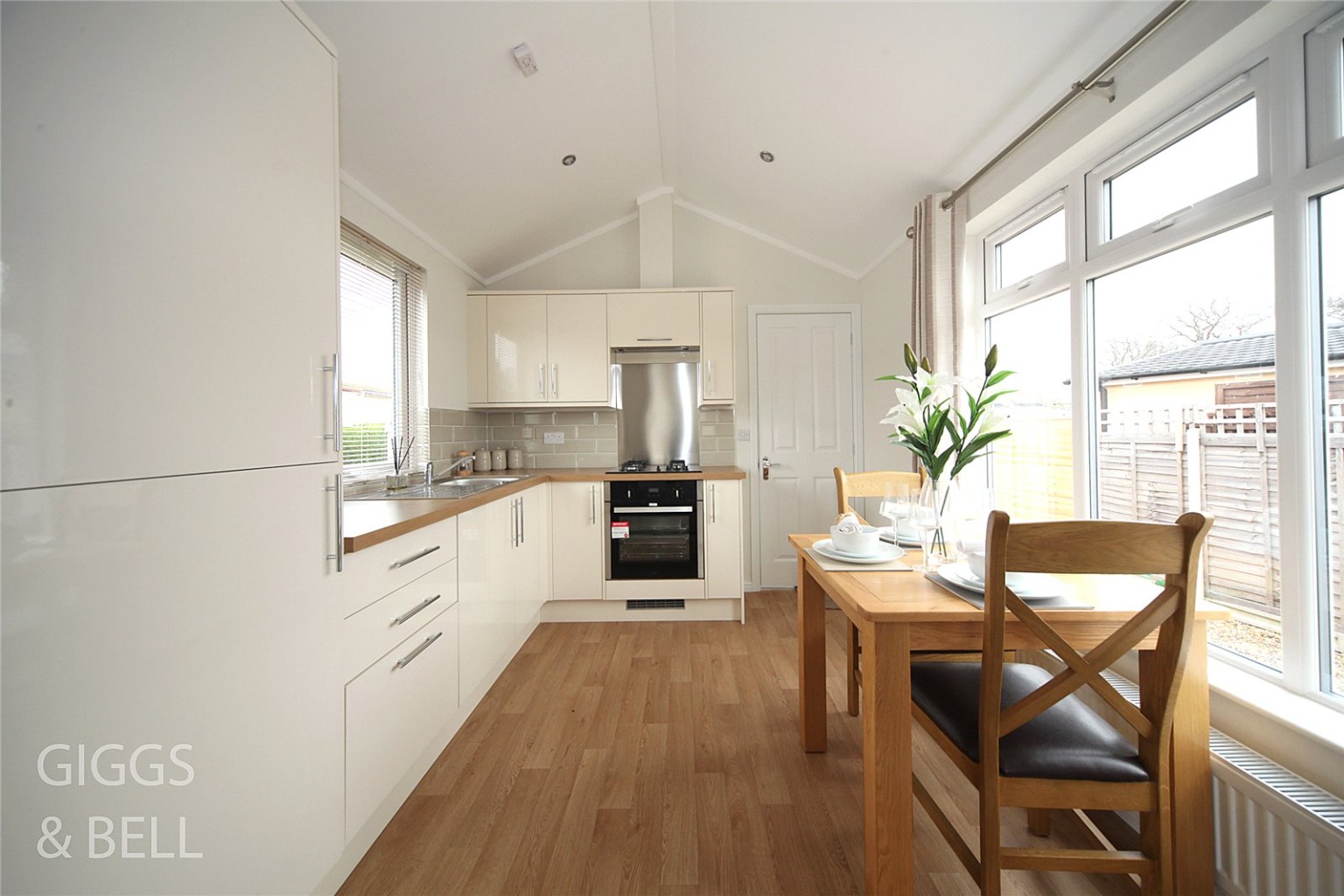 1 bed park home for sale in Woodside Home Park, Luton 4
