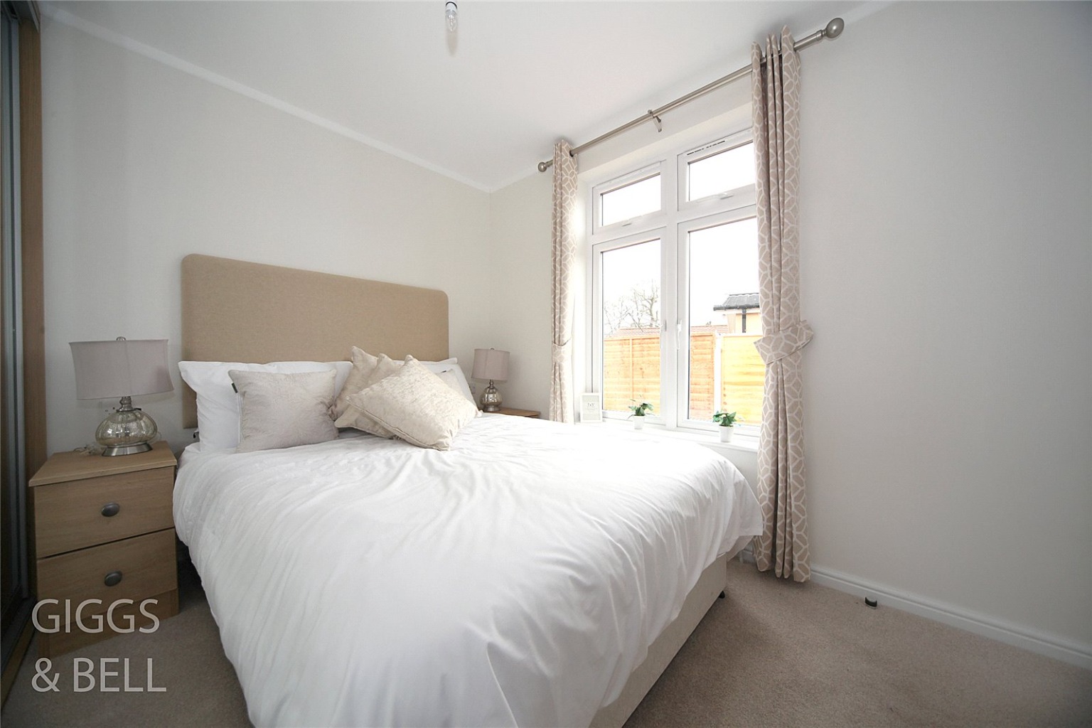 1 bed park home for sale in Woodside Home Park, Luton 7