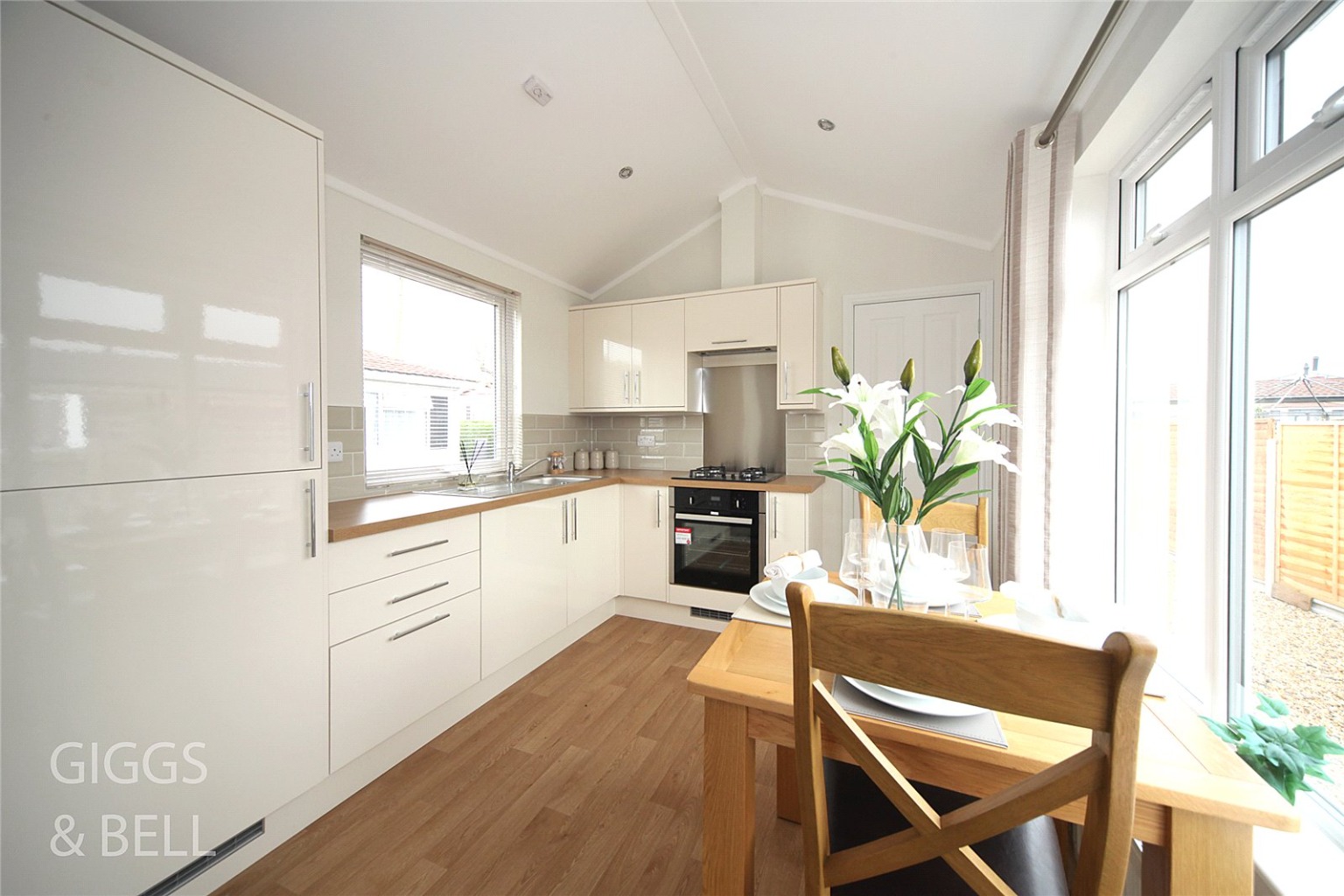 1 bed park home for sale in Woodside Home Park, Luton 3
