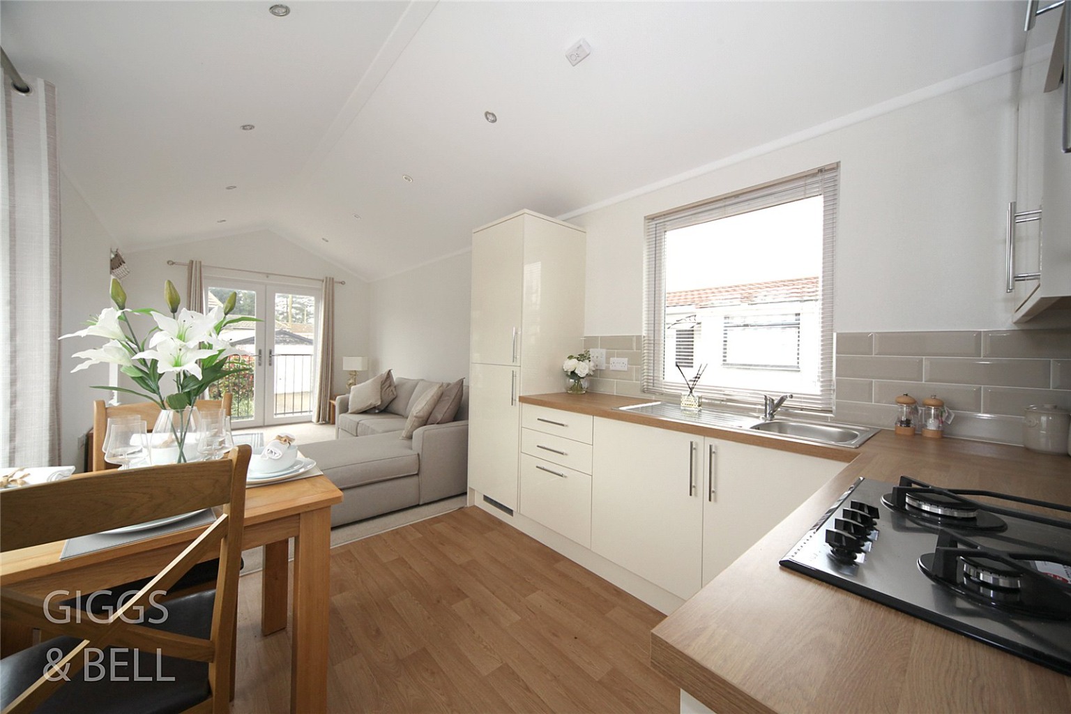 1 bed park home for sale in Woodside Home Park, Luton 2