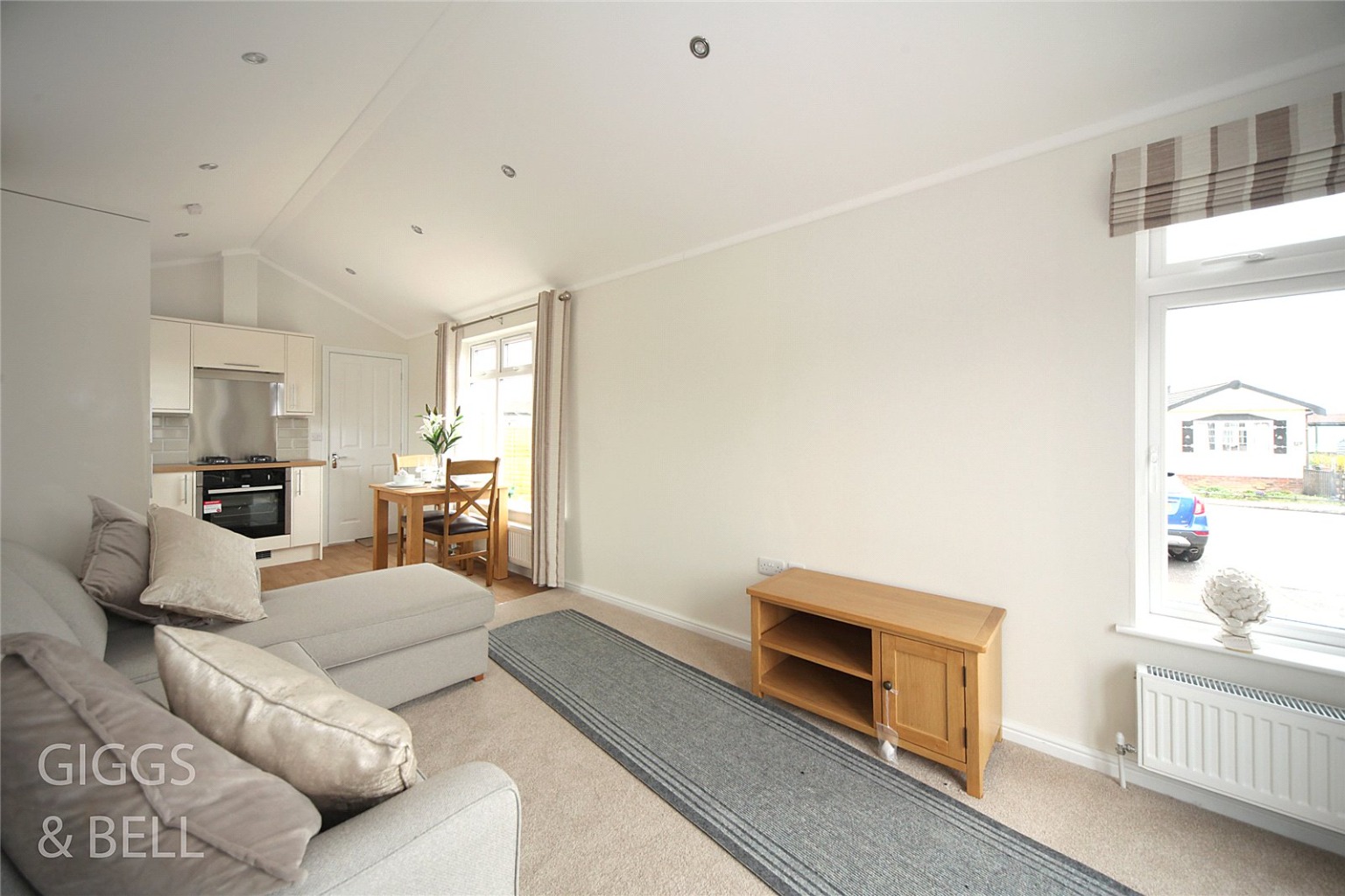 1 bed park home for sale in Woodside Home Park, Luton  - Property Image 6