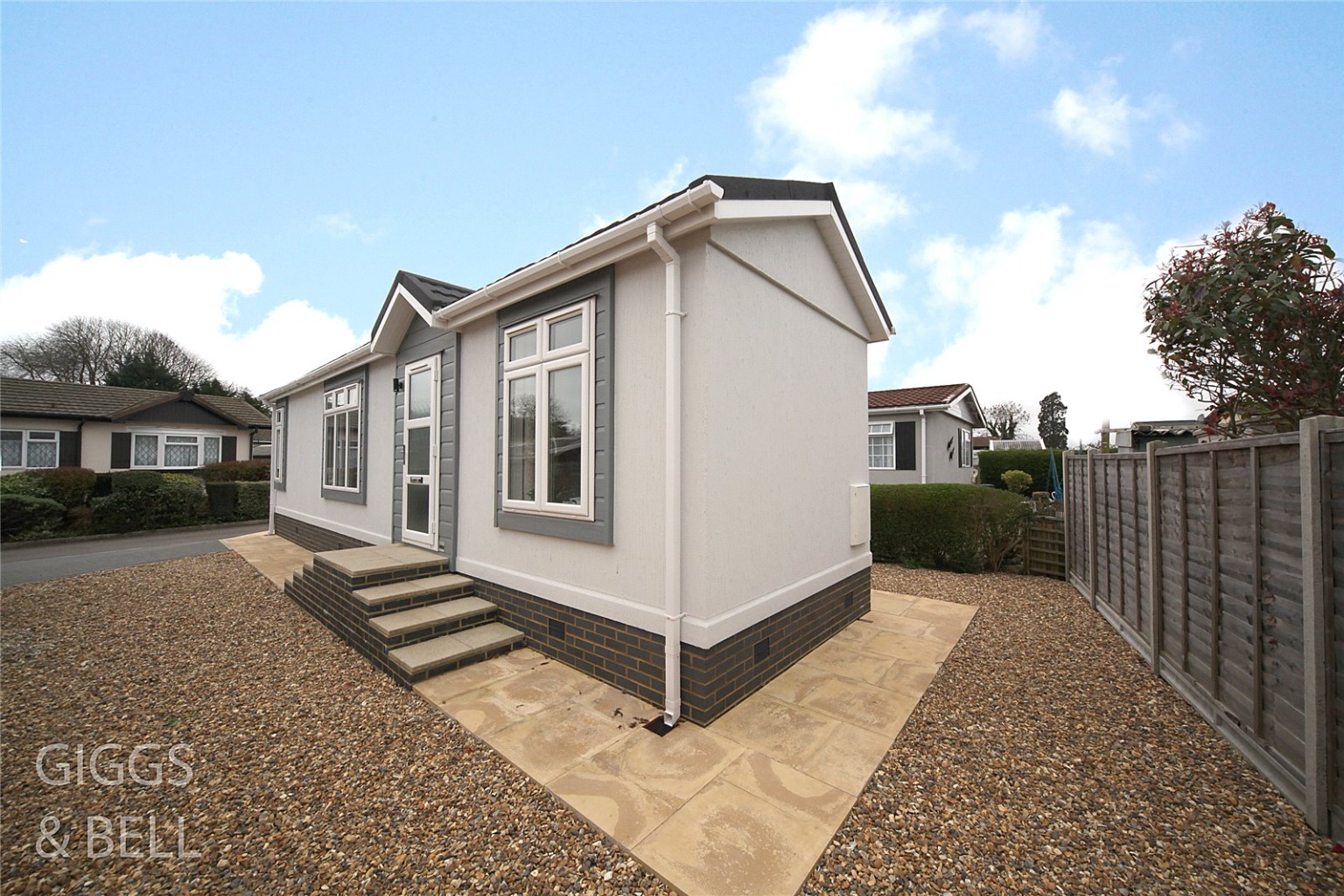 1 bed park home for sale in Woodside Home Park, Luton, LU1 