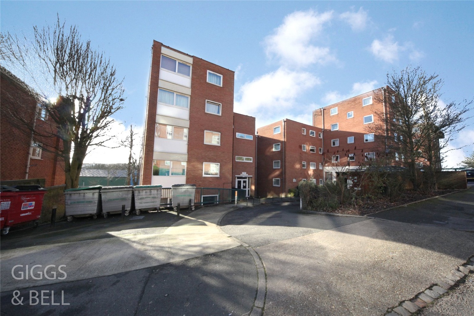 Moulton Court is an ideal two-bedroom lower ground property situated in a perfect location looking for those to commute or take advantage of other essential amenities which include shops, schools, and supermarkets. The property benefits from double glazed windows, electric heating.