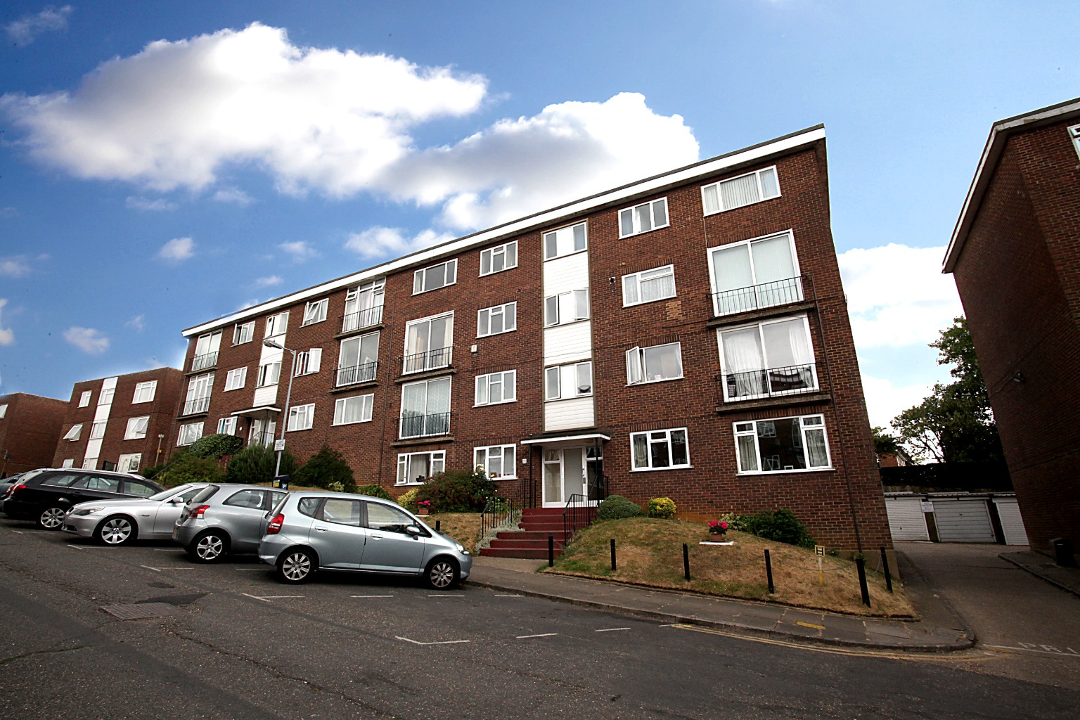 2 bed flat for sale in The Larches, Luton 2