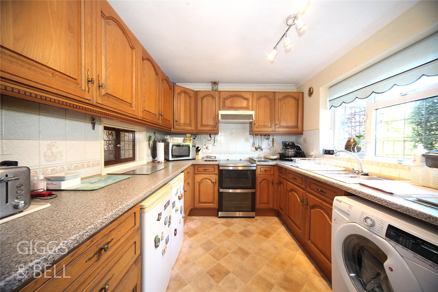 3 bed link detached house for sale in Brompton Close, Luton 3
