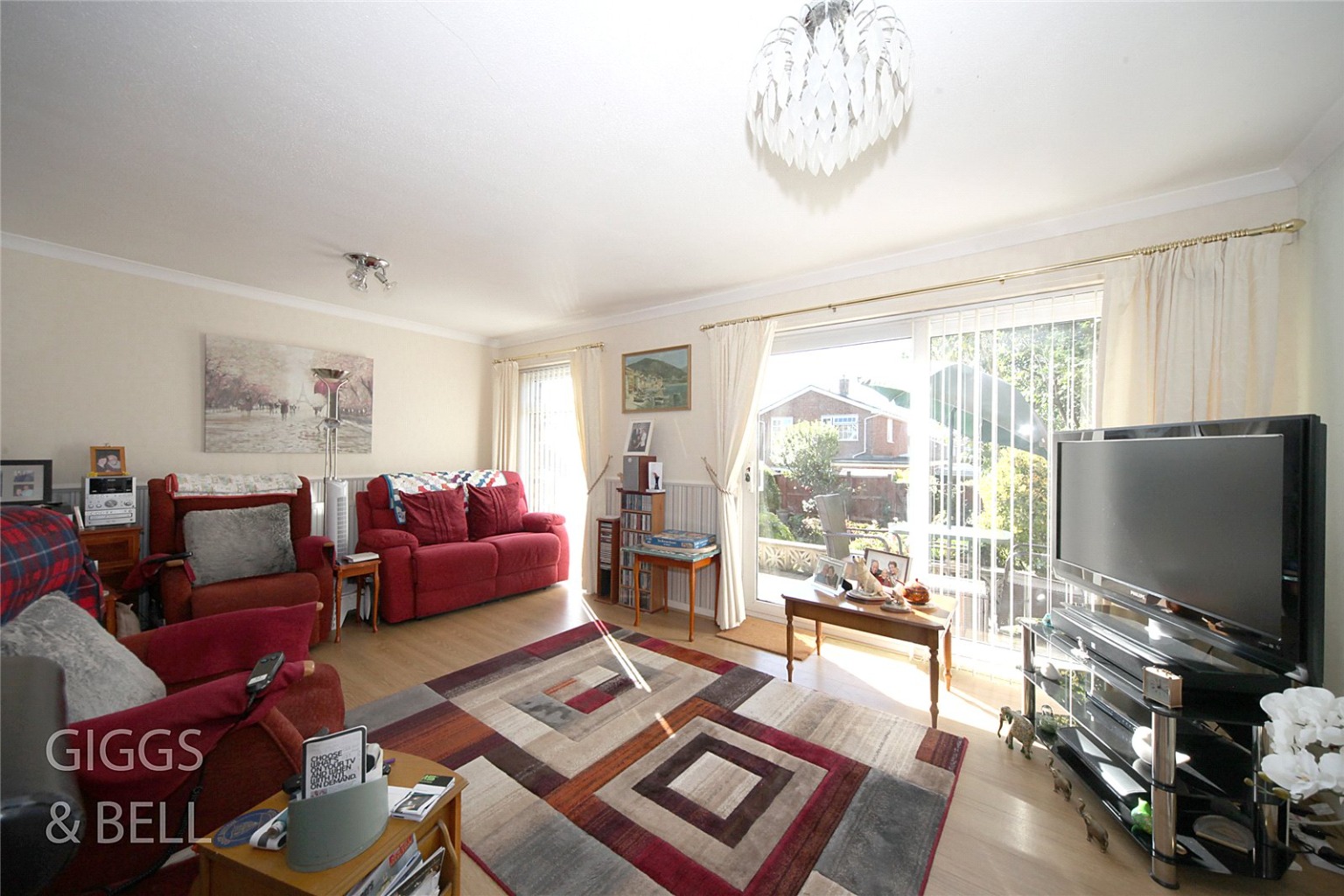 3 bed link detached house for sale in Brompton Close, Luton  - Property Image 2