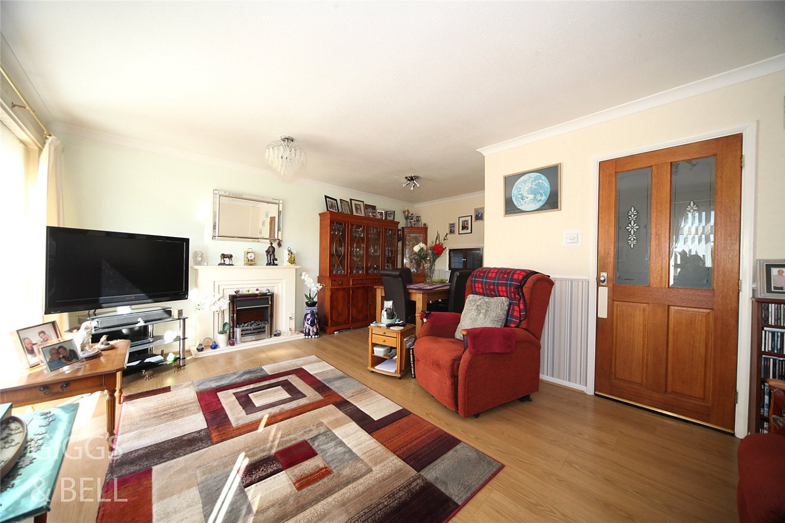 3 bed link detached house for sale in Brompton Close, Luton 2