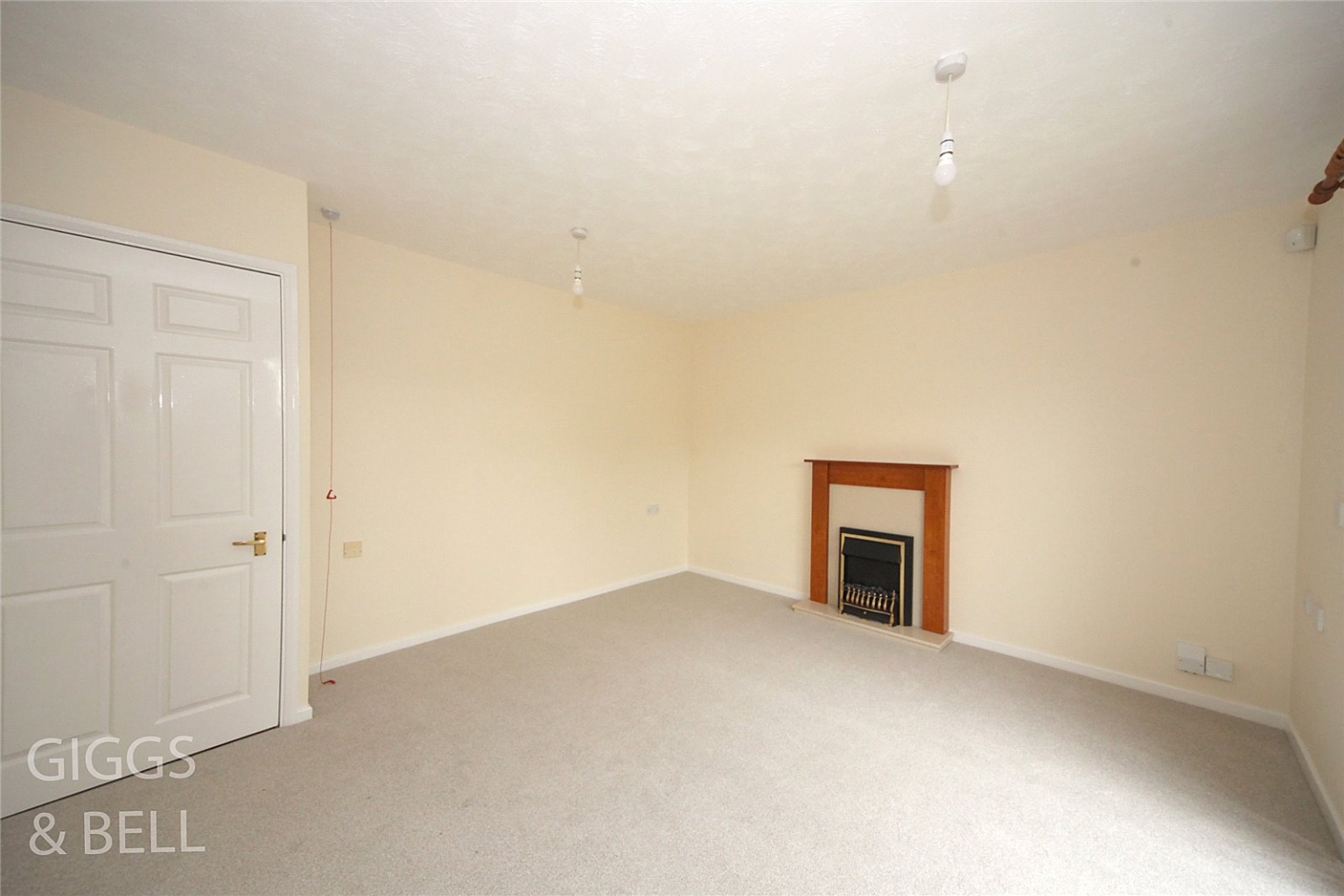 2 bed semi-detached bungalow for sale in Edgcott Close, Luton 2