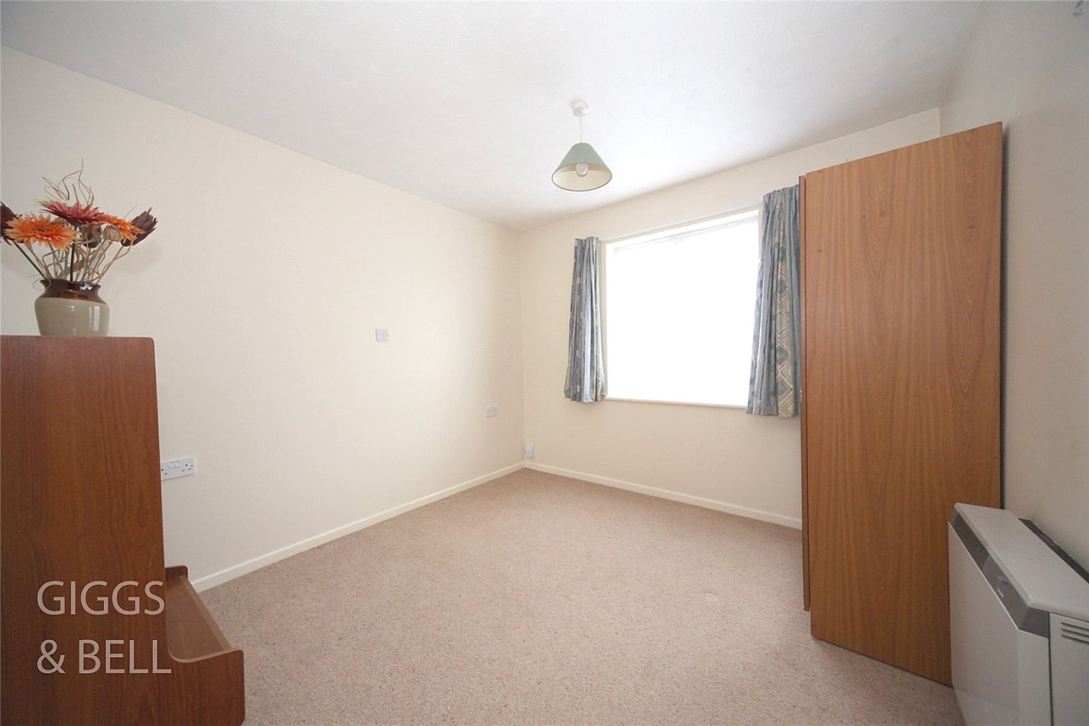2 bed semi-detached bungalow for sale in Edgcott Close, Luton 6