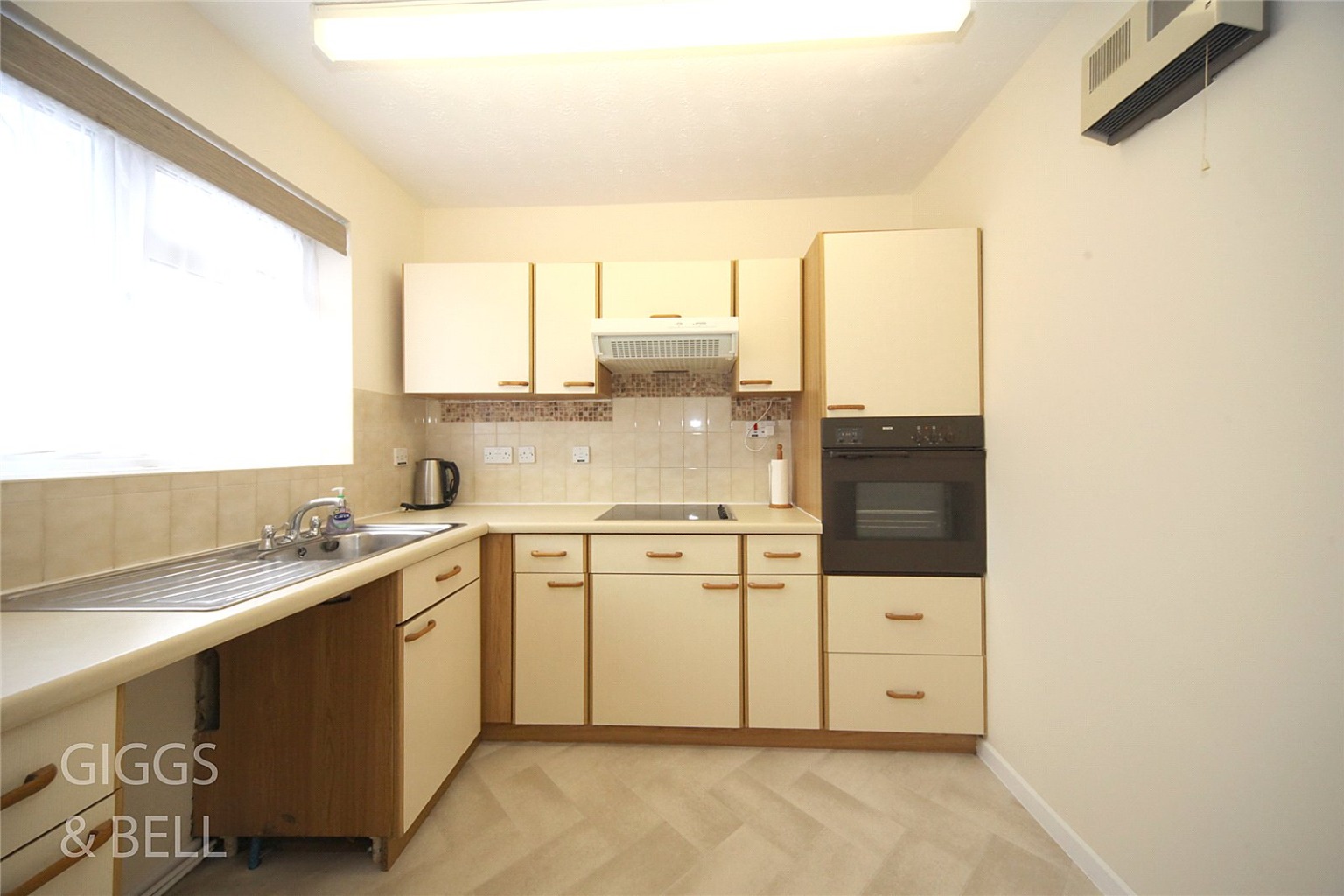 2 bed semi-detached bungalow for sale in Edgcott Close, Luton  - Property Image 5