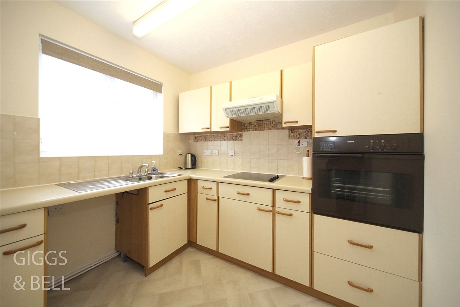2 bed semi-detached bungalow for sale in Edgcott Close, Luton  - Property Image 6